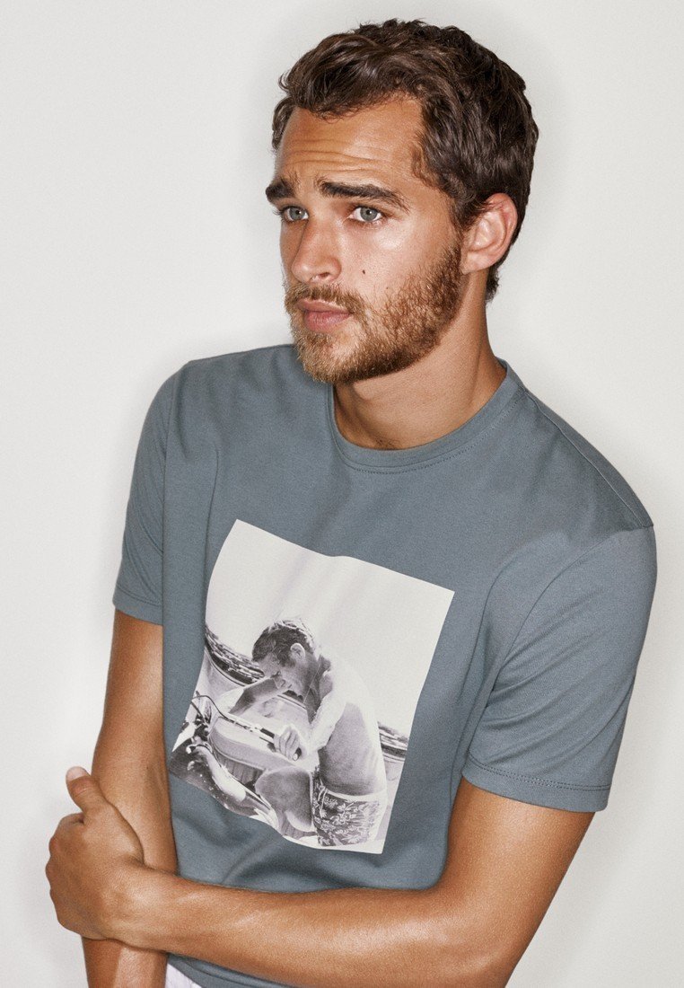 Massimo Dutti MIT FOTO VON STEVE MCQUEEN T shirt print Deze trui met korte mouwen maakt van jou een heuse Steve McQueen