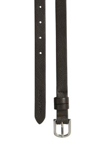 Brązowy skórzany pasek do zegarka o fakturowanej powierzchni, srebrna metalowa sprzączka oraz wiele otworów do regulacji. Posiada zaokrąglony koniec dla pewnego dopasowania.