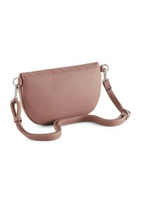Růžová crossbody kabelka z imitace kůže s zakřiveným tvarem, stříbrným kováním, prošívanou vrchní částí a nastaviteln�ým popruhem. Hladký povrch.