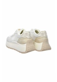 Białe sneakersy z teksturowanym tyłem, minimalistycznym designem i grubą, kontrastującą beżową sole. Gładkie materiały skórzane i tekstylne na całej powierzchni.