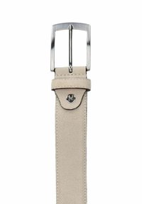 Beige suède riem met een slanke zilveren metalen gesp. Heeft een strak design en een subtiele logo-detail op de riem, die de textuur benadrukt.