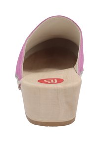 Rosa Wildleder-Plateausandale mit Holzsohle und Logo auf dem Fußbett. Offenes Rückendesign, glatte Textur und gestickte Akzente.