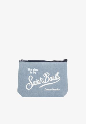 Bustina in denim azzurro chiaro con zip e testo bianco "The place to be Saint Barth Summer Paradise" sul davanti.