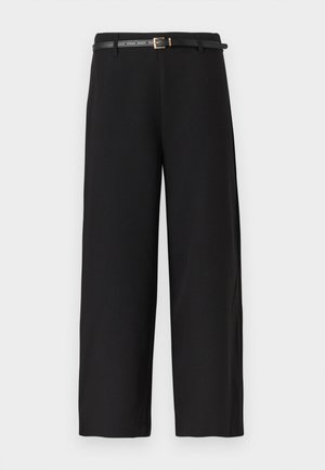 Μαύροι ψηλόμεσοι παντελόνια με φαρδιά μπατζάκια, λεπτή μαύρη ζώνη και αγκράφα σε χρυσό χρώμα, σε απλό λευκό φόντο.