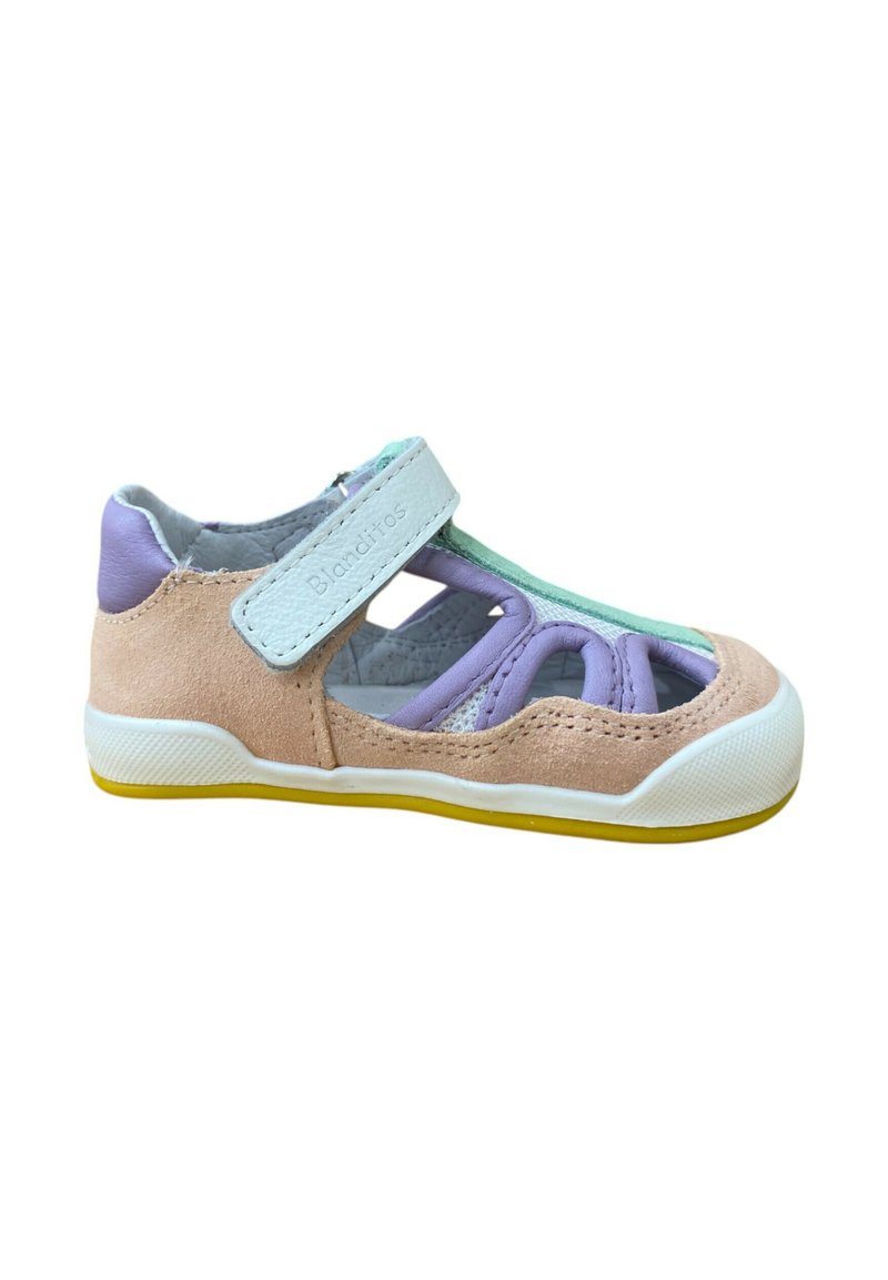 Sandalia infantil de ante rosa con detalles en lavanda y menta. Presenta un diseño abierto y una suela de goma blanca.