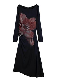 Fekete ruha hosszú ujjakkal, elöl hullámos piros-fehér csíkmintával, redős anyaggal és aszimmetrikus szegéllyel.