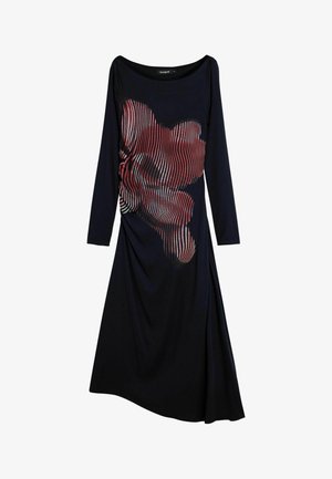 Must kleit pikkade varrukatega, millel on punase ja valge lainelise triibuga esikülg, drapeeritud kangas ja asümmeetriline ääreosa.