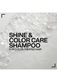 Mousse blanche de shampooing avec un texte en gras indiquant "Shine & Color Care Shampoo for color-treated hair" sur un fond clair.