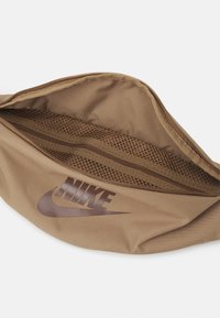 Nike Sportswear HERITAGE WAISTPACK UNISEX - Bolsa de cintura - dark driftwood/dark driftwood/cacaowow