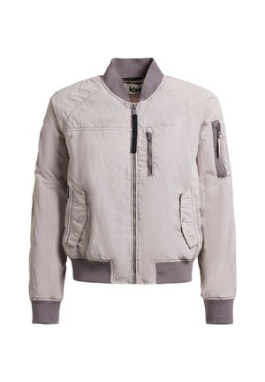 Lichtgrijze bomberjack met geribde kraag, manchetten en zoom, voorzien van borst- en armzakken met ritssluiting en zijzakken met drukknoop.