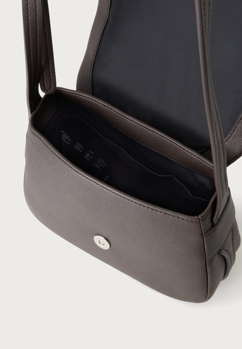 Piccola borsa a tracolla in pelle grigio scuro con chiusura magnetica, aperta che mostra la fodera interna nera e le tasche interne.