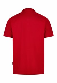 Rode katoenen polo met een klassieke kraag, korte mouwen en een rechte zoom; gladde textuur zonder zichtbare graphics of patronen.