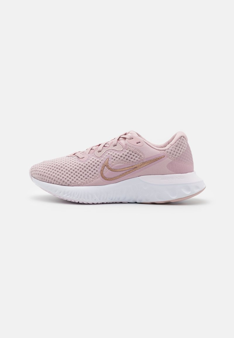 Scarpa da corsa Nike rosa chiaro con tomaia in rete, dettagli testurizzati, logo in accento dorato e suola bianca ammortizzata. Presenta lacci arrotondati e un collare imbottito.