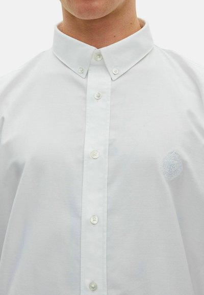 Witte button-up shirt met een klassieke kraag, textuurstof, een voorste placket met knopen en een subtiele geborduurde logo op de linkerborst.