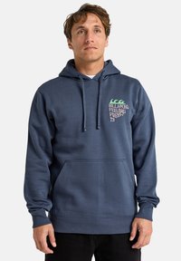 Marineblauwe hoodie van zachte stof, met een voorzak en een capuchon met verstelkoord. Inclusief kleurrijk bedrukt logo op de borst.