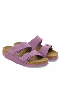 Paarse suède sandalen met twee verstelbare banden en gespen, kurken voetbed en getextureerde rubberen zool.