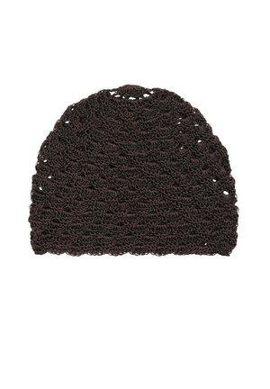 Berretto a cuffia marrone scuro lavorato a uncinetto con un motivo testurizzato dettagliato e piccoli fori aperti su tutto il tessuto.