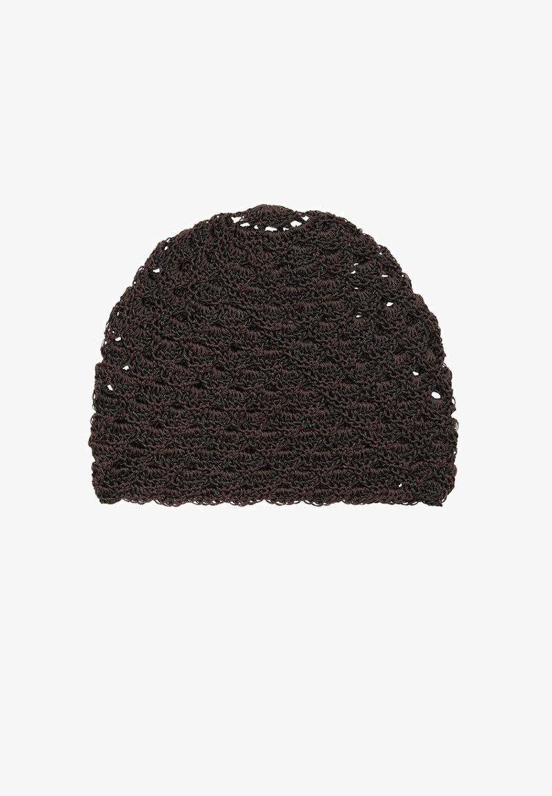 Bonnet au crochet brun foncé avec un motif texturé détaillé et de petits trous ouverts sur tout le tissu.