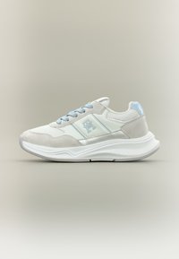 Αθλητικά παπούτσια σε λευκό, ανοιχτό μπλε και γκρι. Διαθέτουν συνδυασμό δέρματος και διχτυού, στρογγυλή μύτη και μαλακή σόλα με υφή.