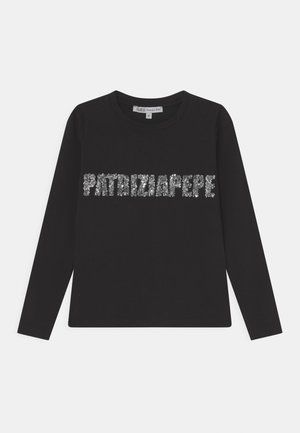 Schwarzes langärmeliges T-Shirt aus Baumwolle, mit einem silbernen Paillettenlogo "PATRIZIA PEPE" auf der Vorderseite in einem markanten, blockartigen Design.