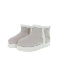 Hellebeige Winterstiefeletten mit weißem Fleecefutter, flachen weißen Gummisohlen und einem kleinen bestickten Logo an den Seiten.