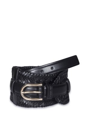 Zwarte gevlochten leren riem met een zilverkleurige metalen gesp, opgerold tegen een witte achtergrond.