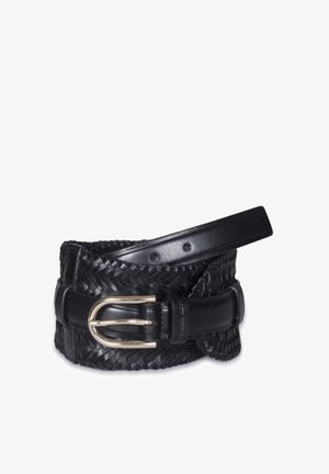 Ceinture en cuir tressé noir avec une boucle en métal argenté, enroulée sur un fond blanc.