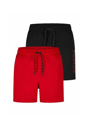 Zwei Paar Herren-Badeshorts, eines rot und eines schwarz, beide mit elastischem Bund und schwarzen Kordeln, schwarze Shorts mit vertikalem Text.