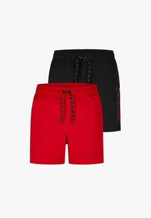 Zwei Paar Herren-Badeshorts, eines rot und eines schwarz, beide mit elastischem Bund und schwarzen Kordeln, schwarze Shorts mit vertikalem Text.