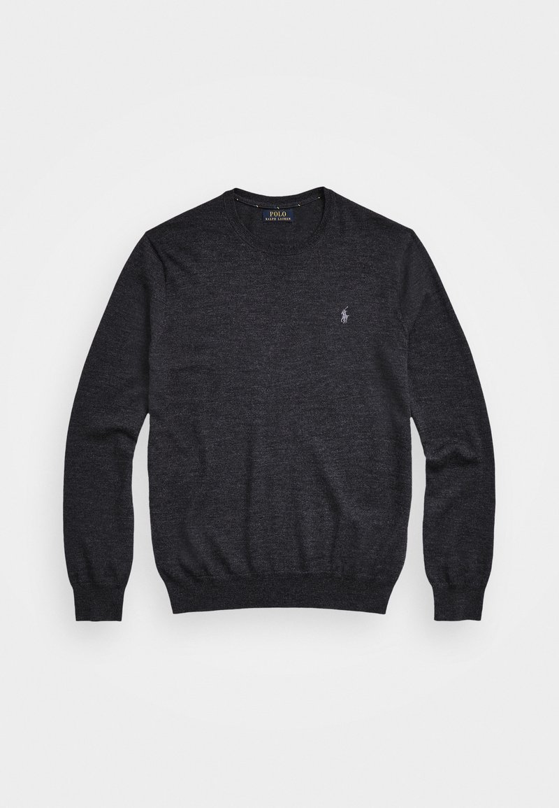 Pull gris foncé à manches longues avec encolure ronde, poignets et ourlet côtelés, présentant un petit logo Polo Ralph Lauren brodé sur la poitrine gauche.