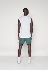 Nike Performance TOTALITY - Pantalón corto de deporte - vintage green/black