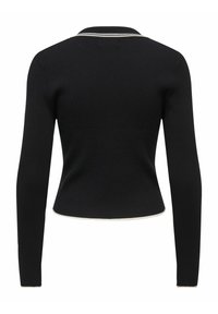 Crni rebrasti džemper s dugim rukavima, uskog kroja i ovratnikom s bijelim prugama. Glatka tekstura i skraćena dužina.