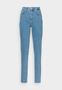 Jeans de perna reta em azul claro, feitos de denim, com uma cintura alta, bolsos frontais e um detalhe de botão metálico na cinta.
