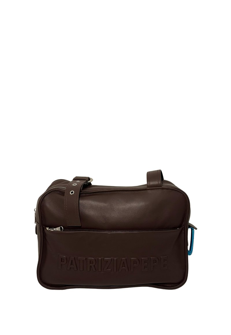Borsa in pelle marrone con logo "PATRIZIA PEPE" impresso. Presenta una tracolla singola, una tasca con zip e dettagli blu.