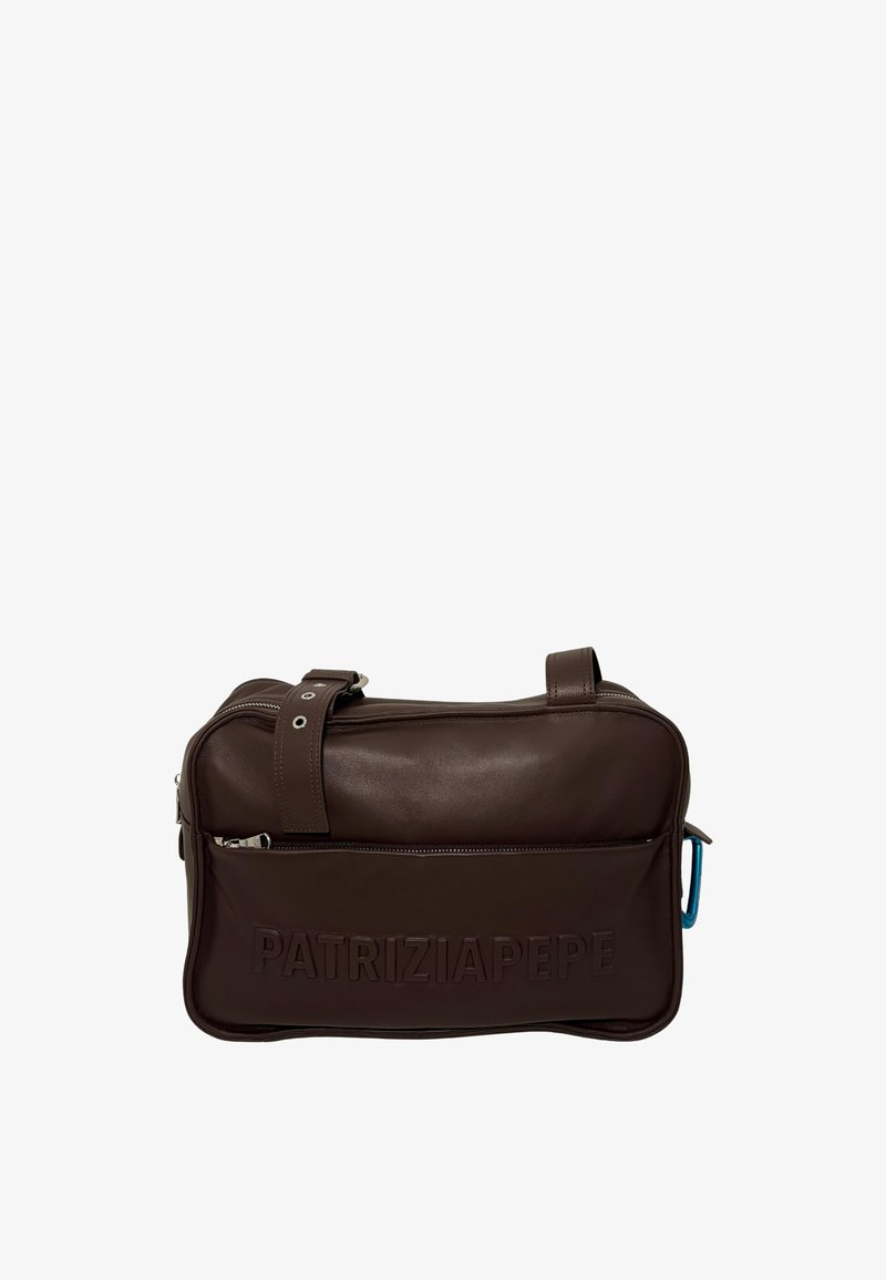 Bruine leren tas met reliëf 'PATRIZIA PEPE' logo. Bevat een enkele schouderband, een ritsvak en blauwe accenten.