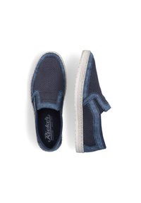 Marineblaue Slippers mit einem Obermaterial aus Mesh und Wildleder-Akzenten, einer strukturierten weißen Gummisohle und elastischen Seiteneinsätzen.