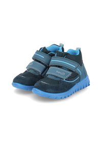 Blaue und marineblaue Sportschuhe mit Klettverschlüssen, Mesh- und Wildledermaterialien, strukturierten Sohlen und einem gepolsterten Kragen für Komfort.