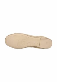 Zapato de ante beige con una suela de goma plana y suave. La suela presenta un diseño numérico elevado con "16" y "4" grabados.