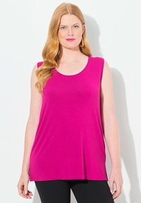 Top sin mangas en fucsia, hecho de una tela suave, con escote redondo y un corte holgado, que cuenta con aberturas laterales para mayor movilidad.