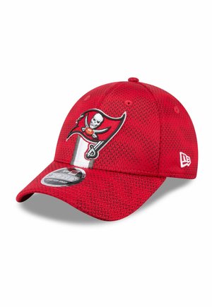Rote Baseballmütze mit einem Totenkopf- und gekreuzten Schwertern-Logo auf der Vorderseite und einem Logo an der Seite, vor einem weißen Hintergrund dargestellt.