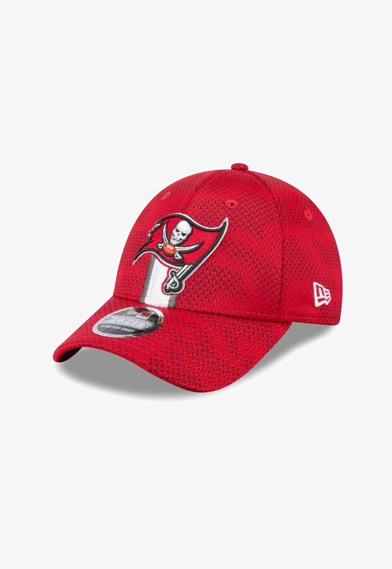 Rote Baseballmütze mit einem Totenkopf- und gekreuzten Schwertern-Logo auf der Vorderseite und einem Logo an der Seite, vor einem weißen Hintergrund dargestellt.