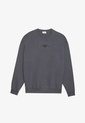 Grauer Pullover mit rundem Halsausschnitt und langen Ärmeln. Besticktes Design von Flügeln in Schwarz auf der Vorderseite. Stoff aus Baumwollmischung mit gerippten Bündchen.