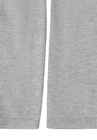 Deux manches d'un pull en tricot gris clair avec des poignets côtelés sur un fond blanc.