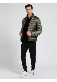 Guess LIGHT PACKABLE  - Pūkinė striukė - hellgrün