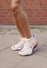Nike Performance INVINCIBLE 3 - Tekaški copati za cesto - orange, blue