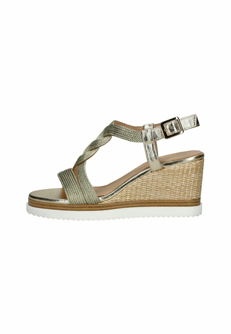 Sandalo con zeppa caratterizzato da cinghie verde metallizzate, una texture intrecciata, un tacco in sughero intrecciato e una suola in gomma bianca; dettaglio con fibbia regolabile.