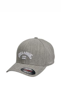 Berretto grigio con tessuto testurizzato, caratterizzato da un logo ricamato bianco "BILLABONG" sul davanti e un’etichetta Flexfit sul lato.