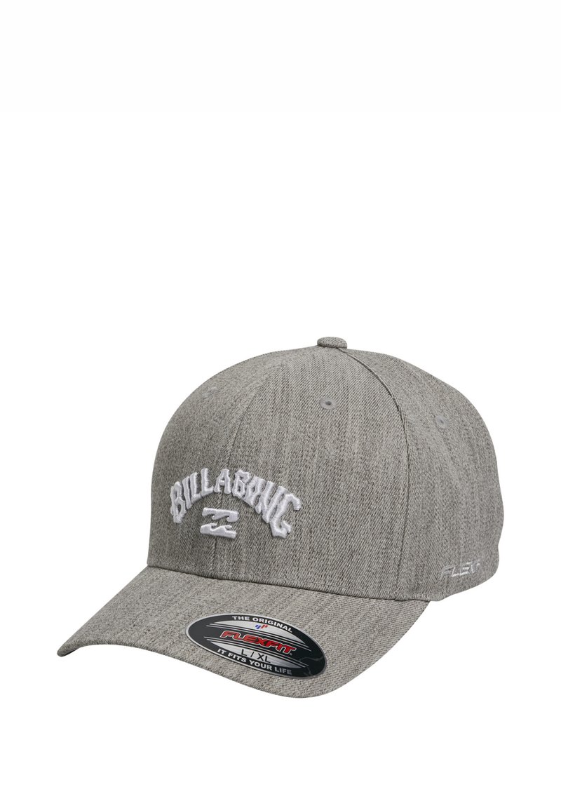 Berretto grigio con tessuto testurizzato, caratterizzato da un logo ricamato bianco "BILLABONG" sul davanti e un’etichetta Flexfit sul lato.
