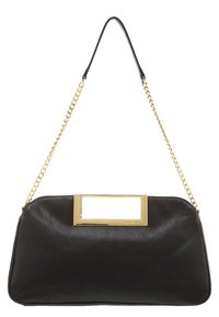 Bolso de mano de cuero negro con un acento de hardware dorado rectangular. Presenta una correa de cadena, textura suave y una forma estructurada.