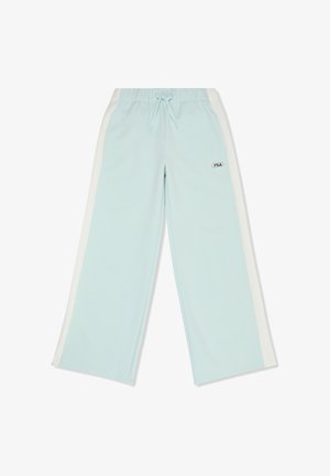 Vaaleansiniset leveälahkeiset collegehousut, joissa valkoiset sivuraidat, joustava vyötärönauha, kiristysnyöri ja pieni FILA-logo oikeassa reidessä.